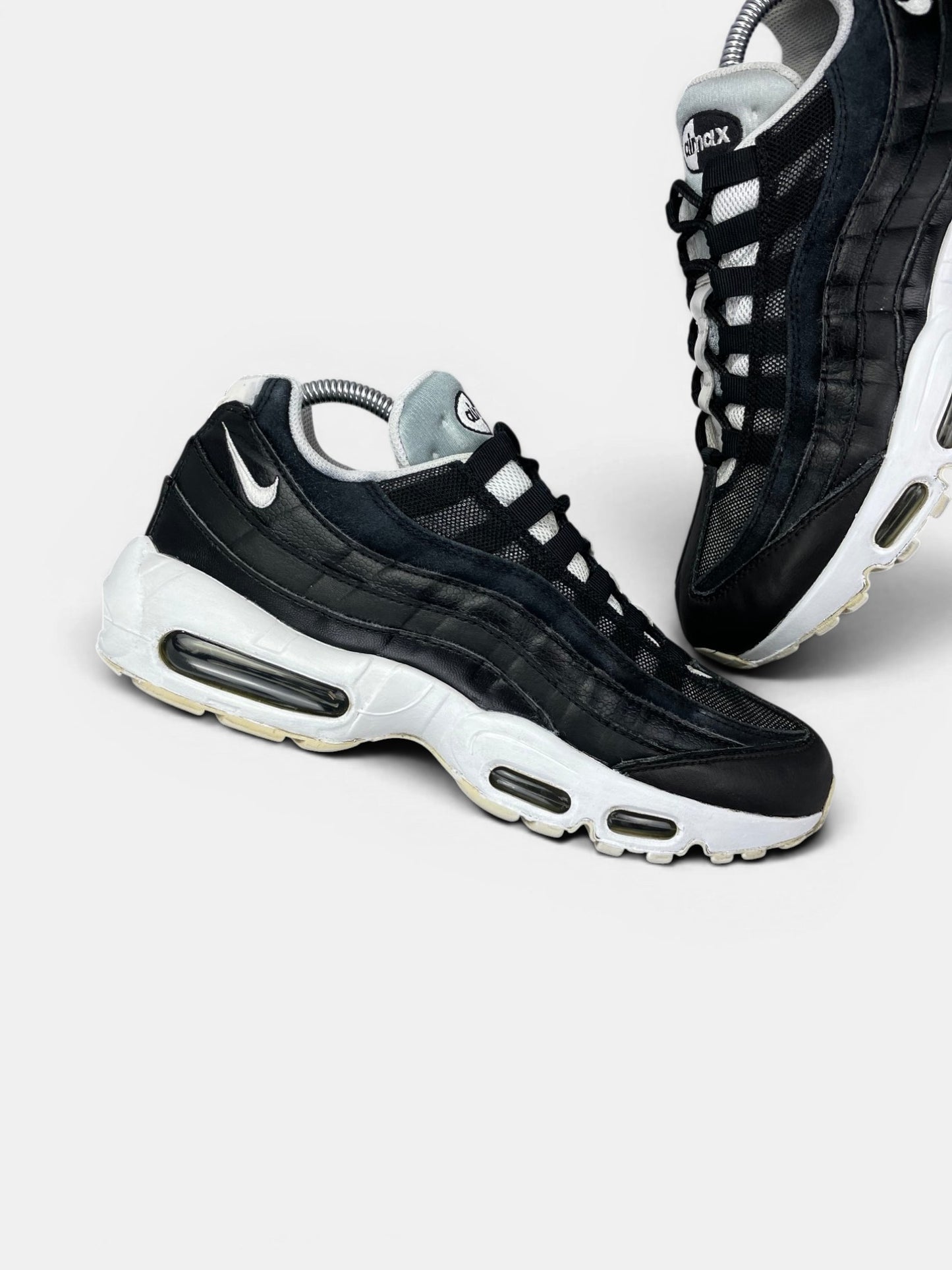 Nike Air Max 95 Yin Yang Black — buty sportowe męskie w bardzo dobrym stanie rozmiar 42, zewnętrzny panel lewego buta