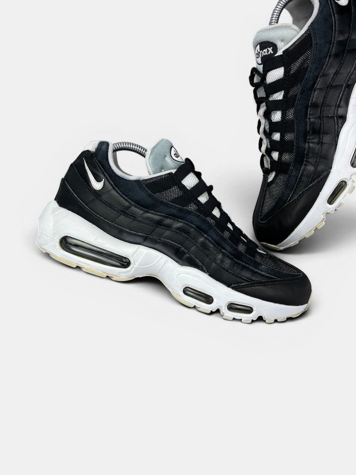 Nike Air Max 95 Yin Yang Black — buty sportowe męskie w bardzo dobrym stanie rozmiar 42, zewnętrzny panel lewego buta