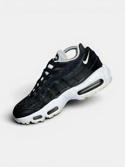 Nike Air Max 95 Yin Yang Black — buty sportowe męskie w bardzo dobrym stanie rozmiar 42, widok z góry na wewnętrzną stronę butów