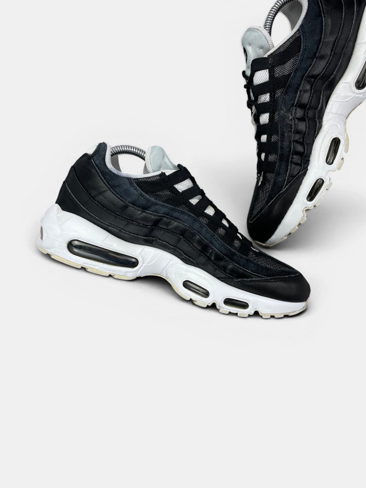 Nike Air Max 95 Yin Yang Black — buty sportowe męskie w bardzo dobrym stanie rozmiar 42, wewnętrzny panel lewego buta