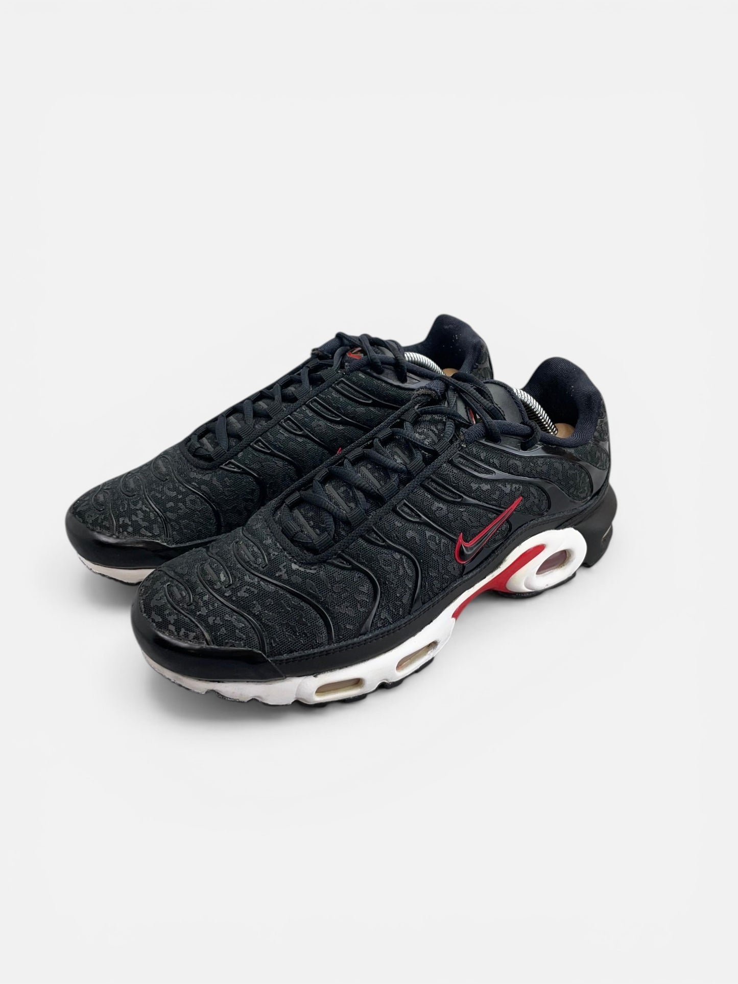 Nike Air Max Plus Premium Black Red - buty sportowe, widok z boku