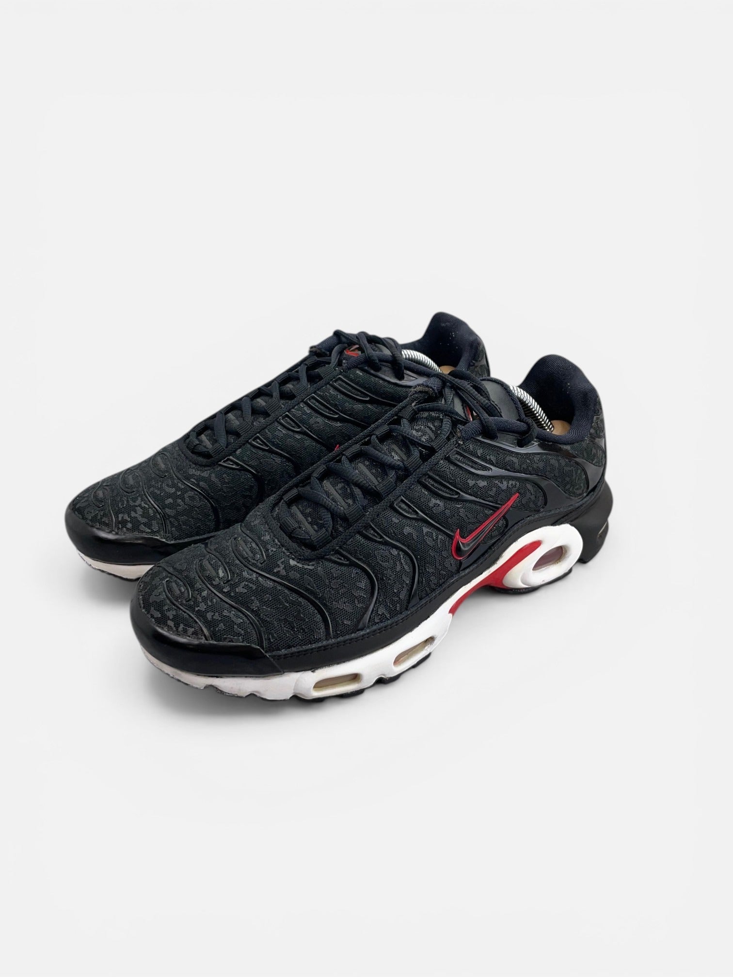 Nike Air Max Plus Premium Black Red - buty sportowe, widok z boku