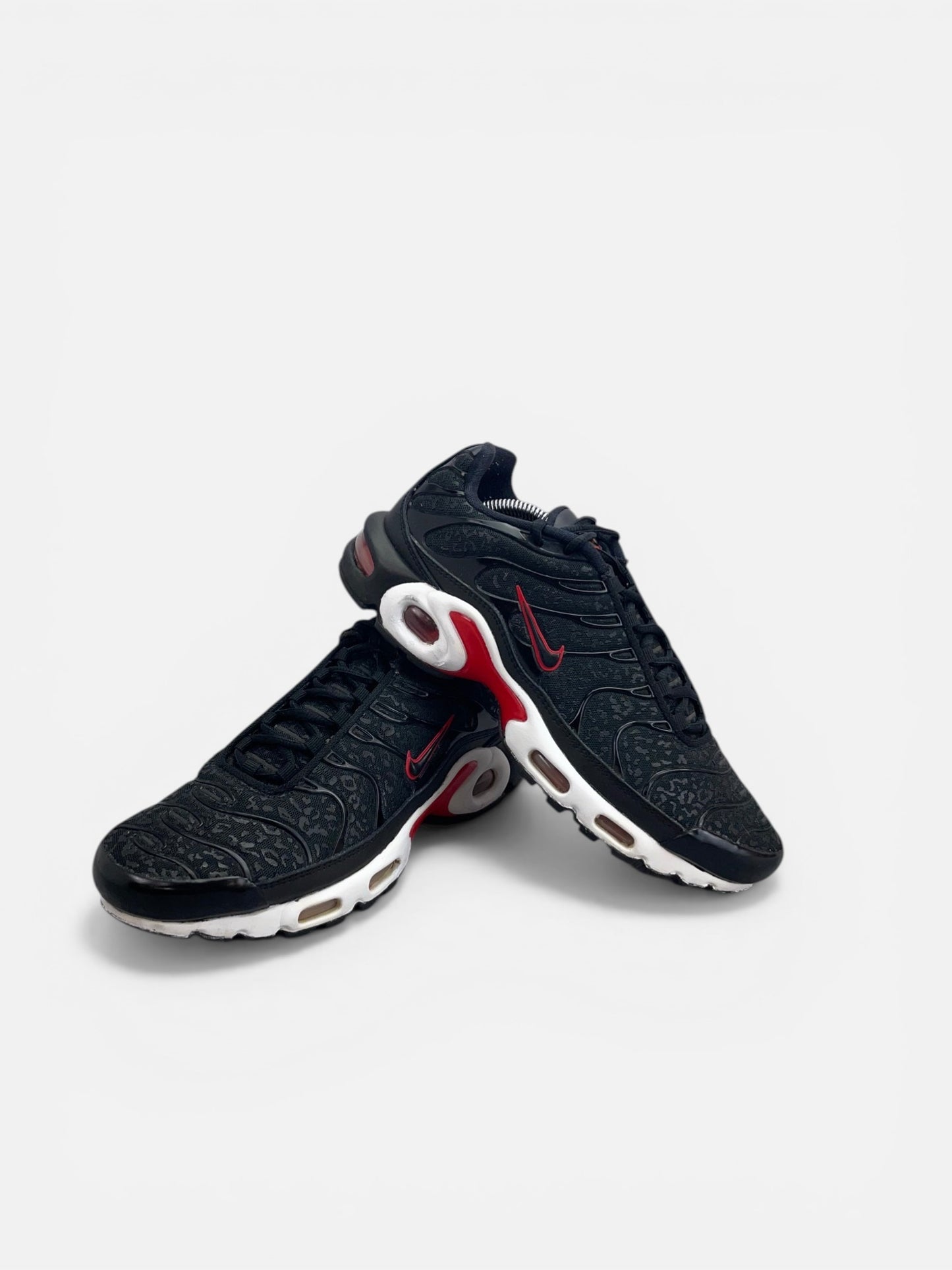 Nike Air Max Plus Premium Black Red - buty sportowe, boczny profil