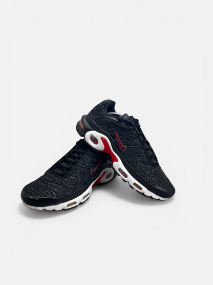 Nike Air Max Plus Premium Black Red - buty sportowe, boczny profil