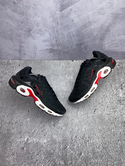 Nike Air Max Plus Premium Black Red - buty sportowe, widok z góry na zewnętrzną stronę butów