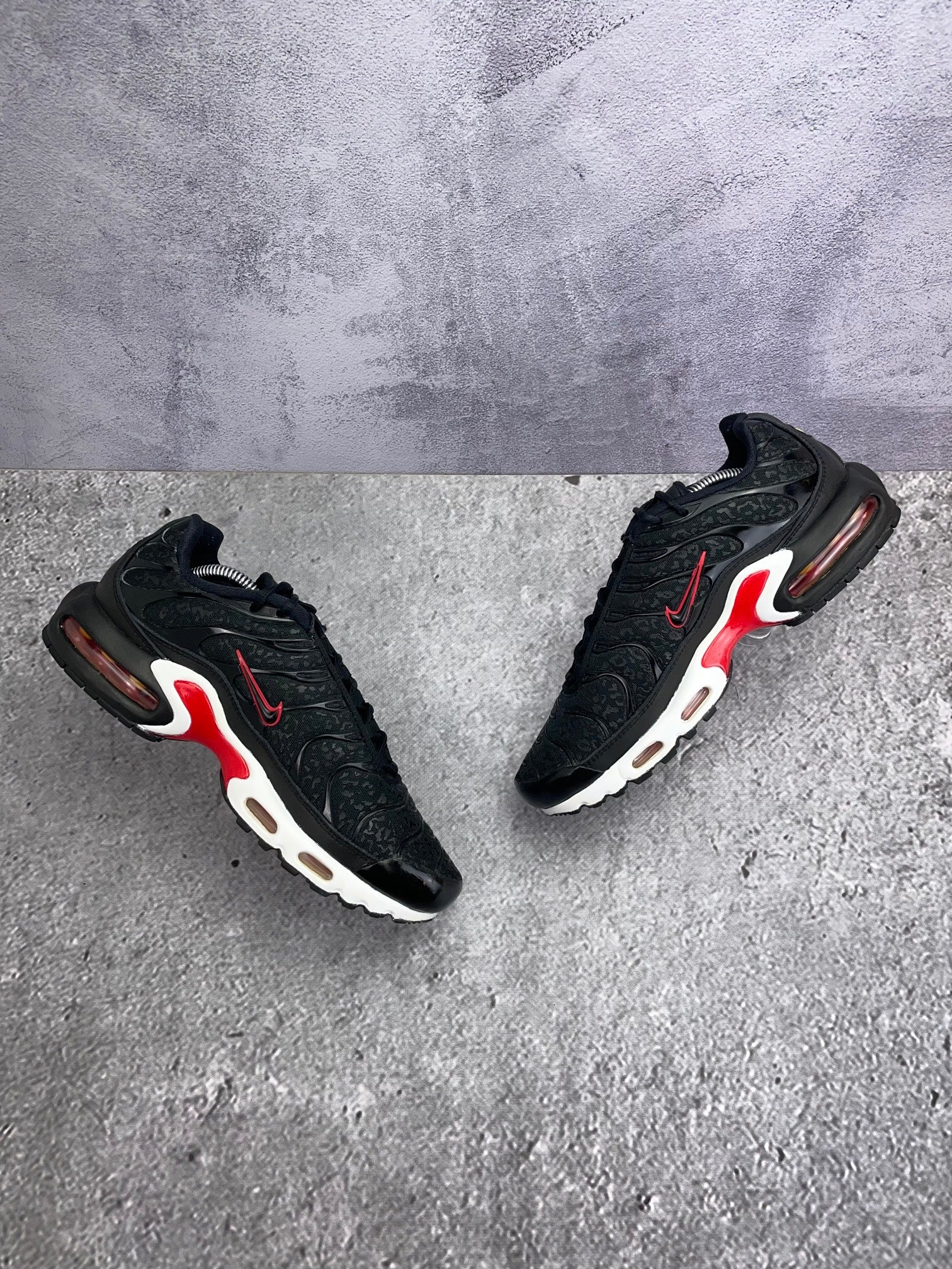 Nike Air Max Plus Premium Black Red - buty sportowe, zewnętrzny panel prawego buta