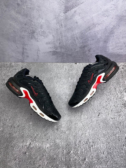 Nike Air Max Plus Premium Black Red - buty sportowe, zewnętrzny panel prawego buta