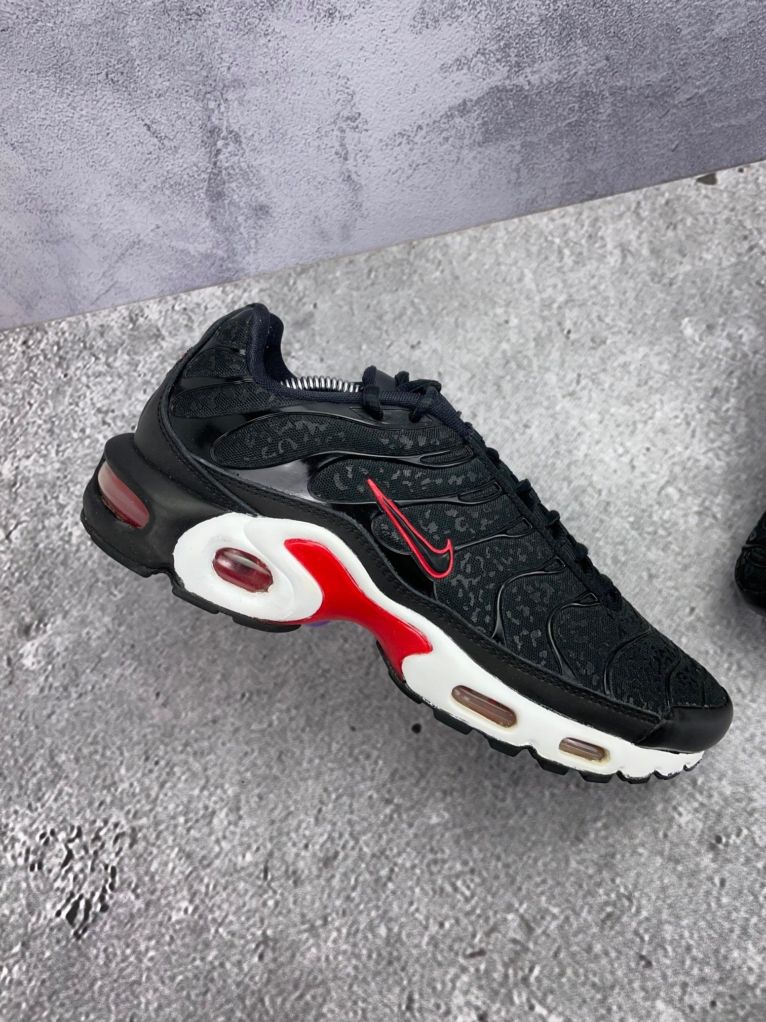 Nike Air Max Plus Premium Black Red - buty sportowe, zewnętrzny panel lewego buta