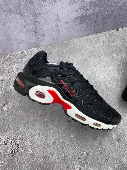 Nike Air Max Plus Premium Black Red - buty sportowe, zewnętrzny panel lewego buta