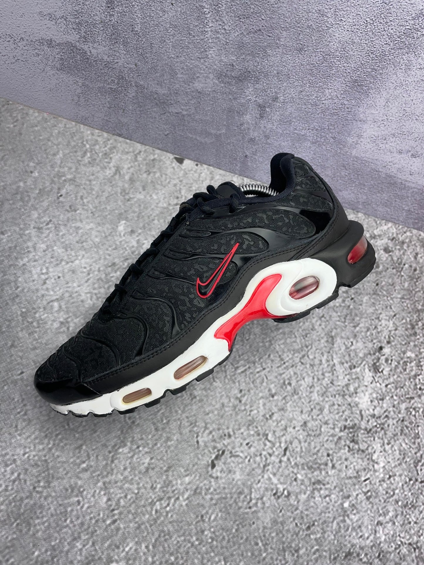 Nike Air Max Plus Premium Black Red - buty sportowe, widok z góry na wewnętrzną stronę butów