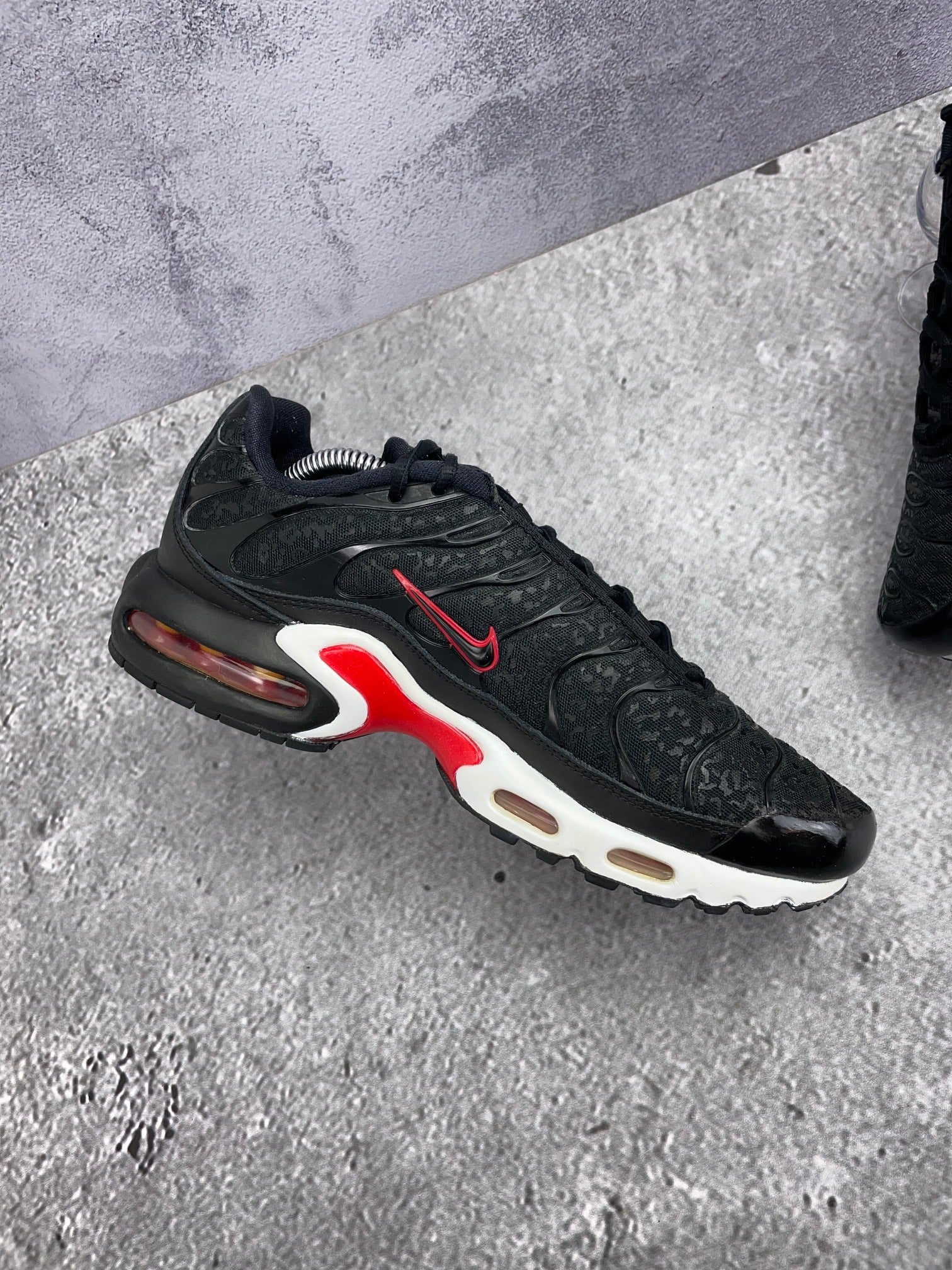 Nike Air Max Plus Premium Black Red - buty sportowe, wewnętrzny panel lewego buta