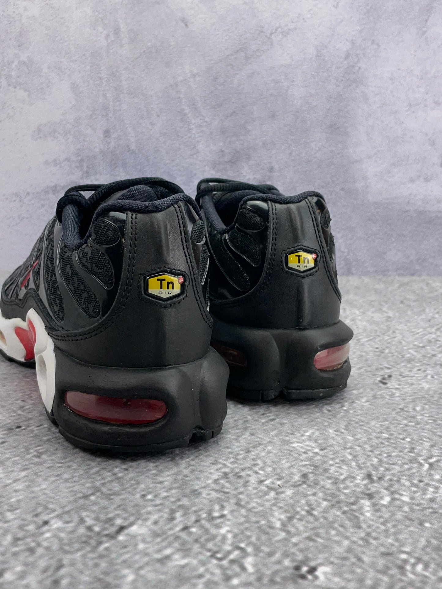 Nike Air Max Plus Premium Black Red - buty sportowe, widok z tyłu