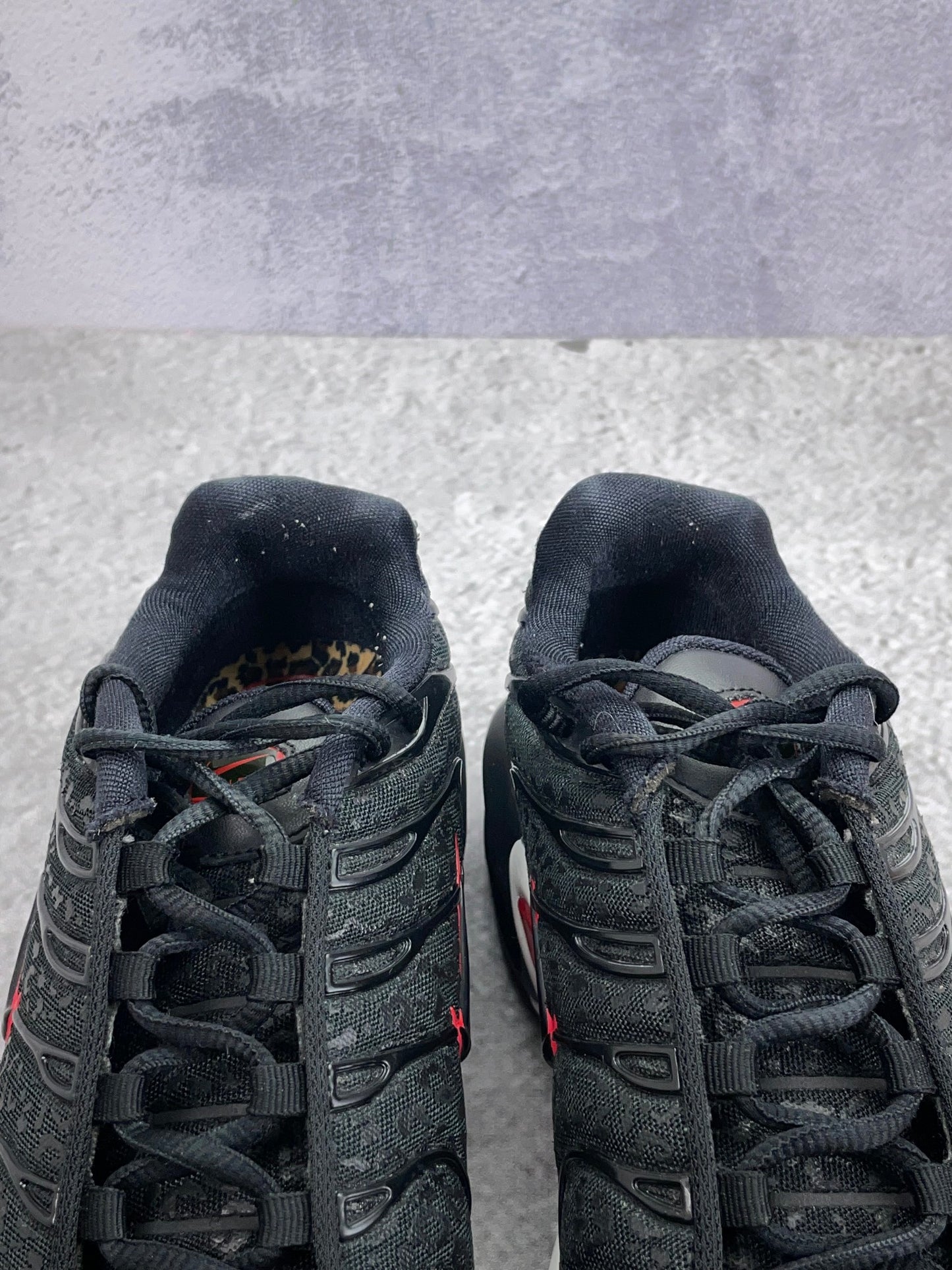 Nike Air Max Plus Premium Black Red - buty sportowe, zapiętki butów