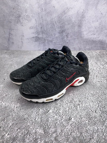 Nike Air Max Plus Premium Black Red - buty sportowe, widok z boku na tle studyjnym