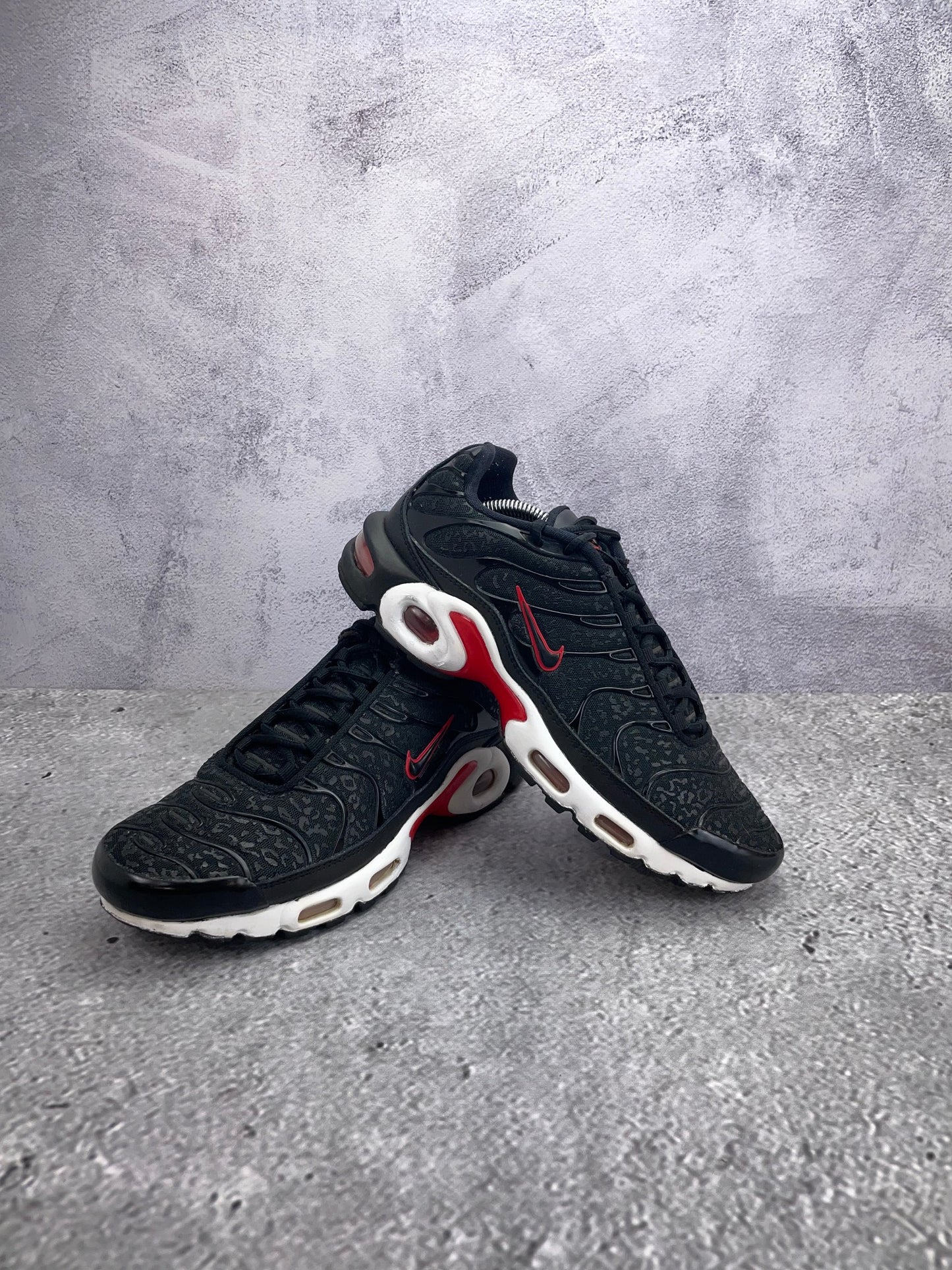 Nike Air Max Plus Premium Black Red - buty sportowe, para butów, widok z boku na tle studyjnym