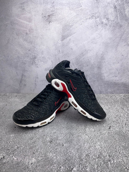 Nike Air Max Plus Premium Black Red - buty sportowe, para butów, widok z boku na tle studyjnym