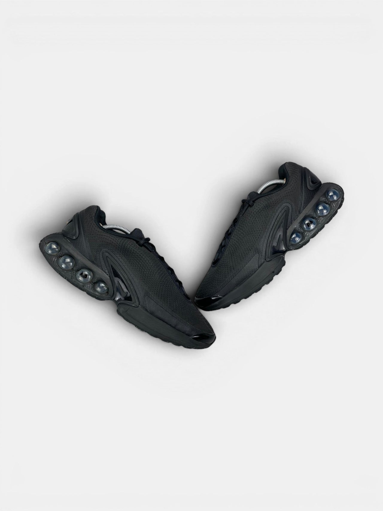 Nike Air Max Dn Black Metallic Grey — buty sportowe męskie w bardzo dobrym stanie rozmiar 45, widok z góry na zewnętrzną stronę butów
