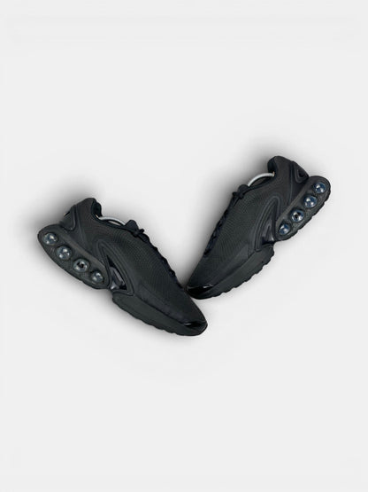 Nike Air Max Dn Black Metallic Grey — buty sportowe męskie w bardzo dobrym stanie rozmiar 45, widok z góry na zewnętrzną stronę butów