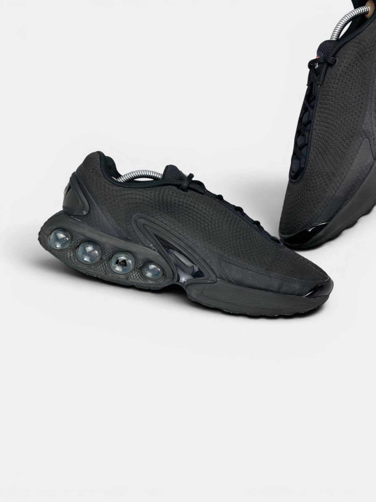 Nike Air Max Dn Black Metallic Grey — buty sportowe męskie w bardzo dobrym stanie rozmiar 45, zewnętrzny panel lewego buta