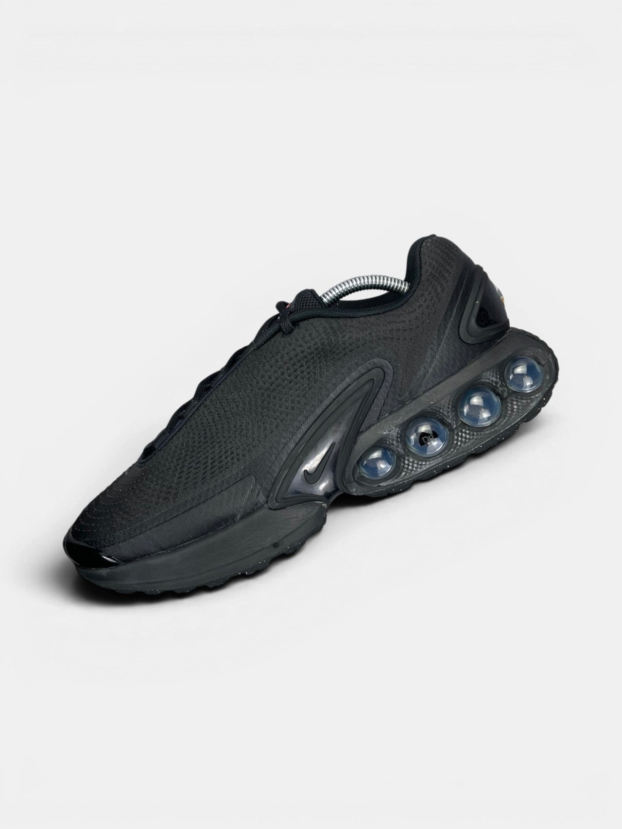 Nike Air Max Dn Black Metallic Grey — buty sportowe męskie w bardzo dobrym stanie rozmiar 45, widok z góry na wewnętrzną stronę butów