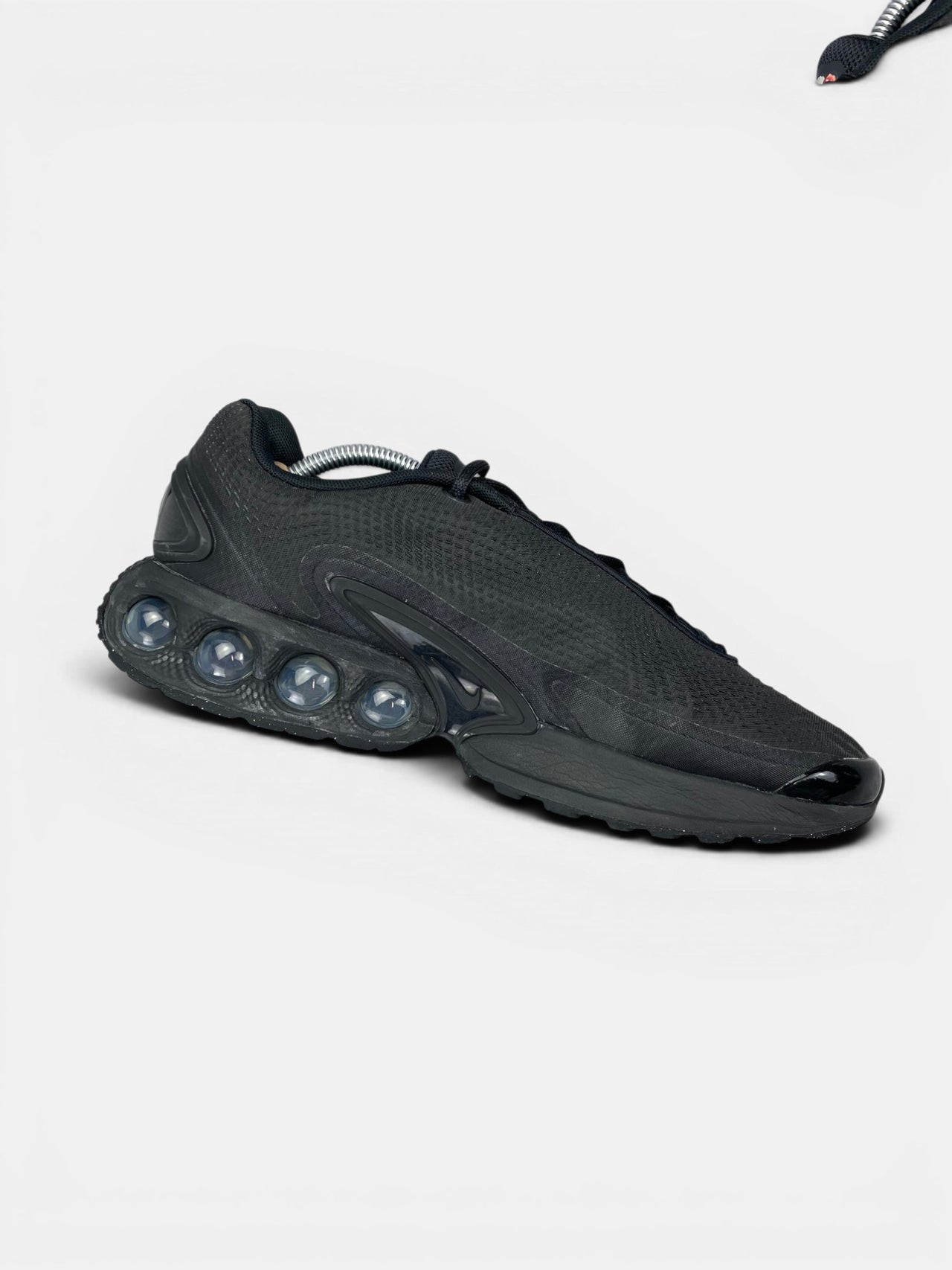Nike Air Max Dn Black Metallic Grey — buty sportowe męskie w bardzo dobrym stanie rozmiar 45, wewnętrzny panel lewego buta