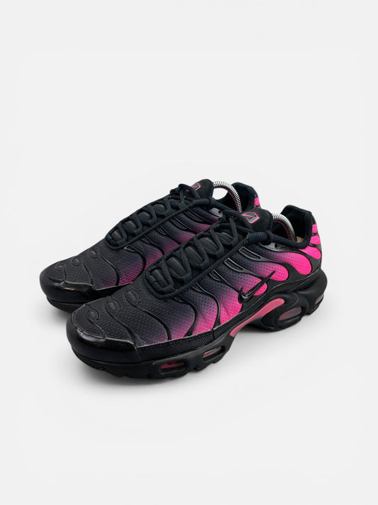 Nike Air Max Plus Black Hyper Pink - buty sportowe, widok z boku