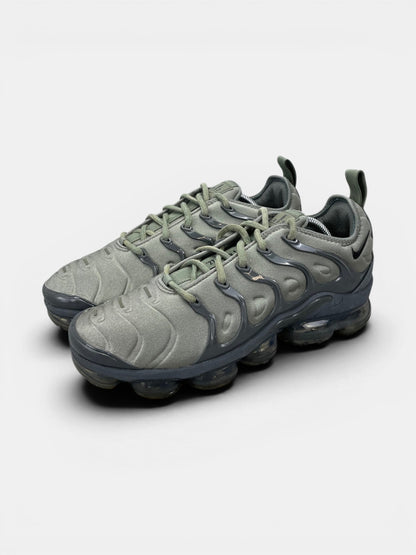 Nike Air VaporMax Plus Dark Stucco — buty sportowe męskie w bardzo dobrym stanie rozmiar 42, widok z boku