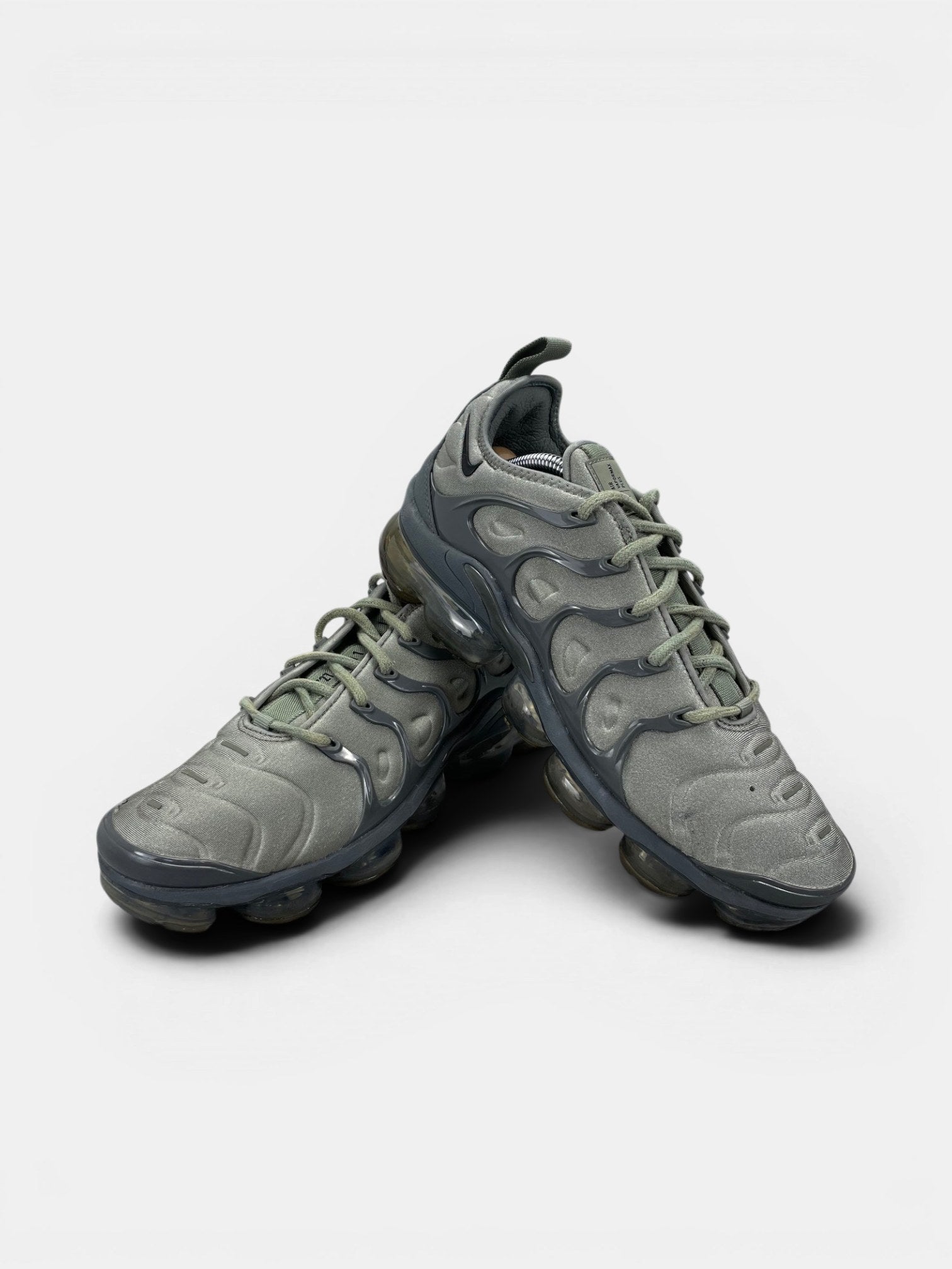 Nike Air VaporMax Plus Dark Stucco — buty sportowe męskie w bardzo dobrym stanie rozmiar 42, boczny profil