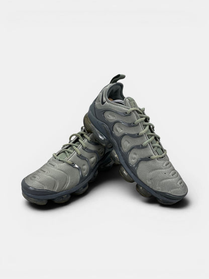 Nike Air VaporMax Plus Dark Stucco — buty sportowe męskie w bardzo dobrym stanie rozmiar 42, boczny profil