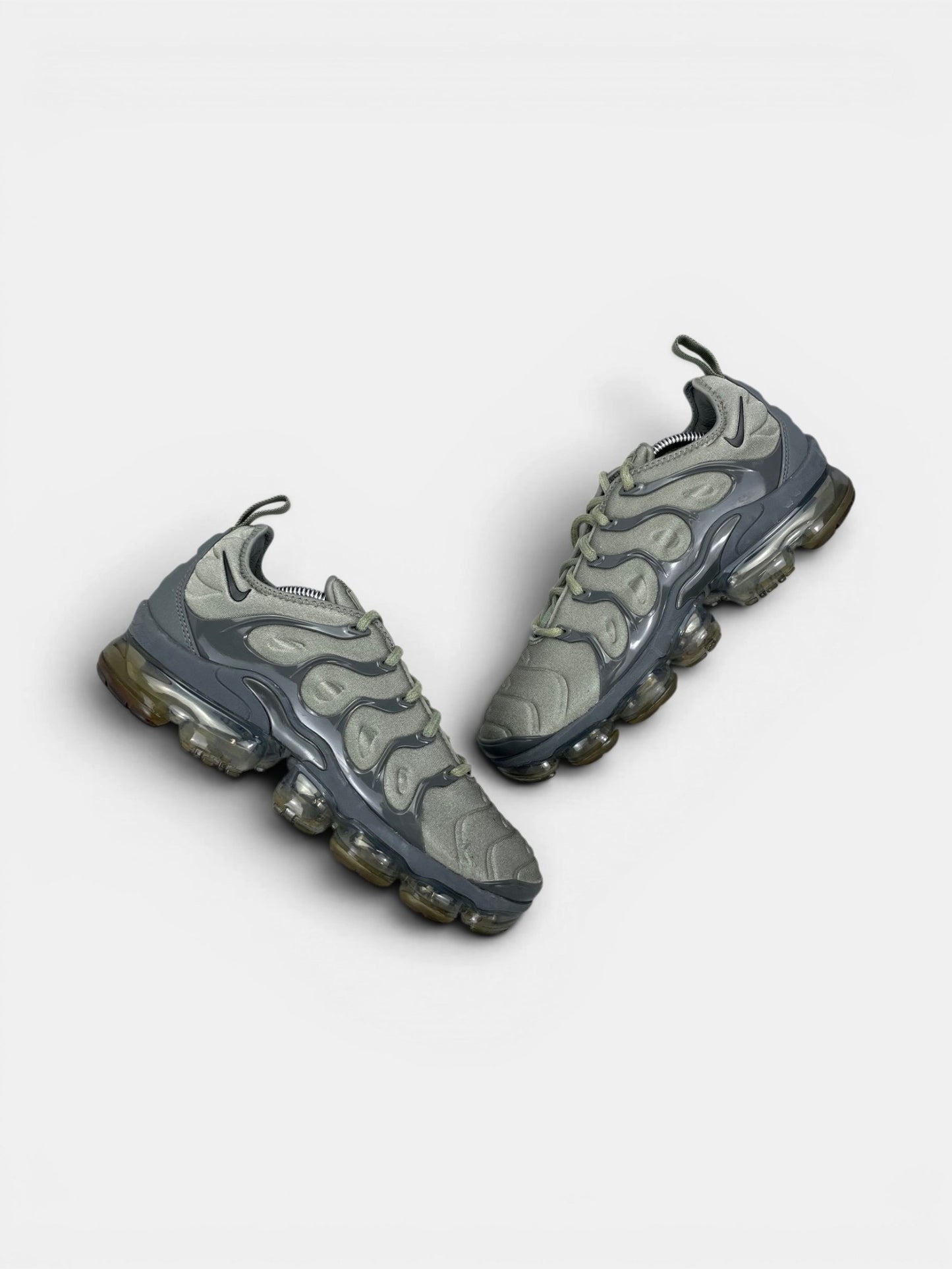 Nike Air VaporMax Plus Dark Stucco — buty sportowe męskie w bardzo dobrym stanie rozmiar 42, widok z góry na zewnętrzną stronę butów