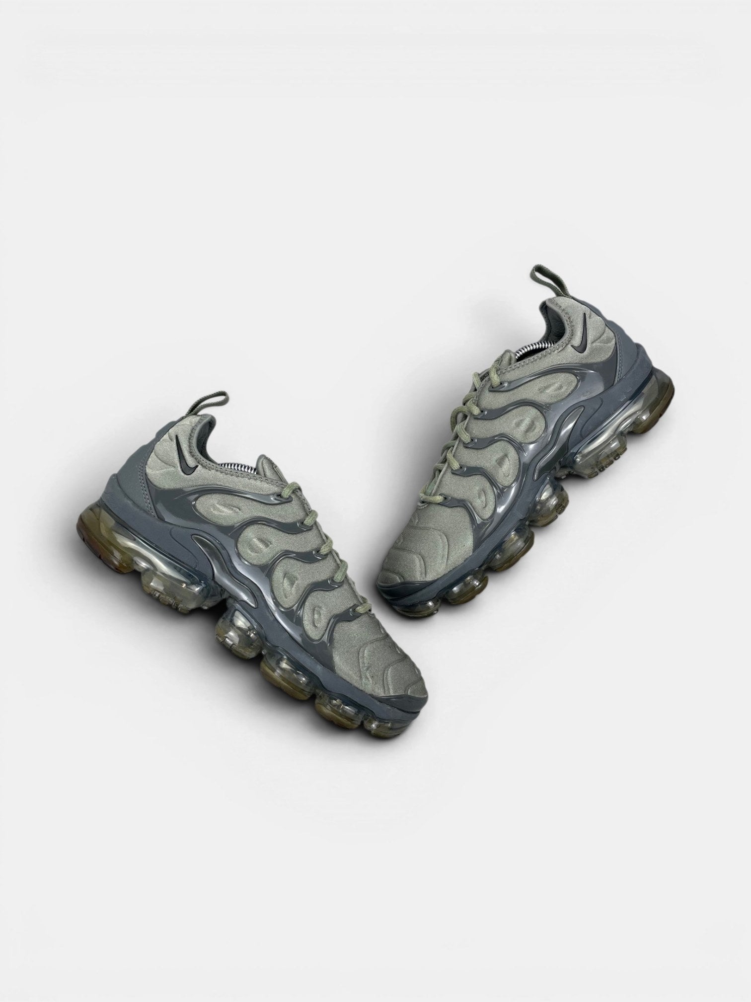 Nike Air VaporMax Plus Dark Stucco — buty sportowe męskie w bardzo dobrym stanie rozmiar 42, widok z góry na zewnętrzną stronę butów