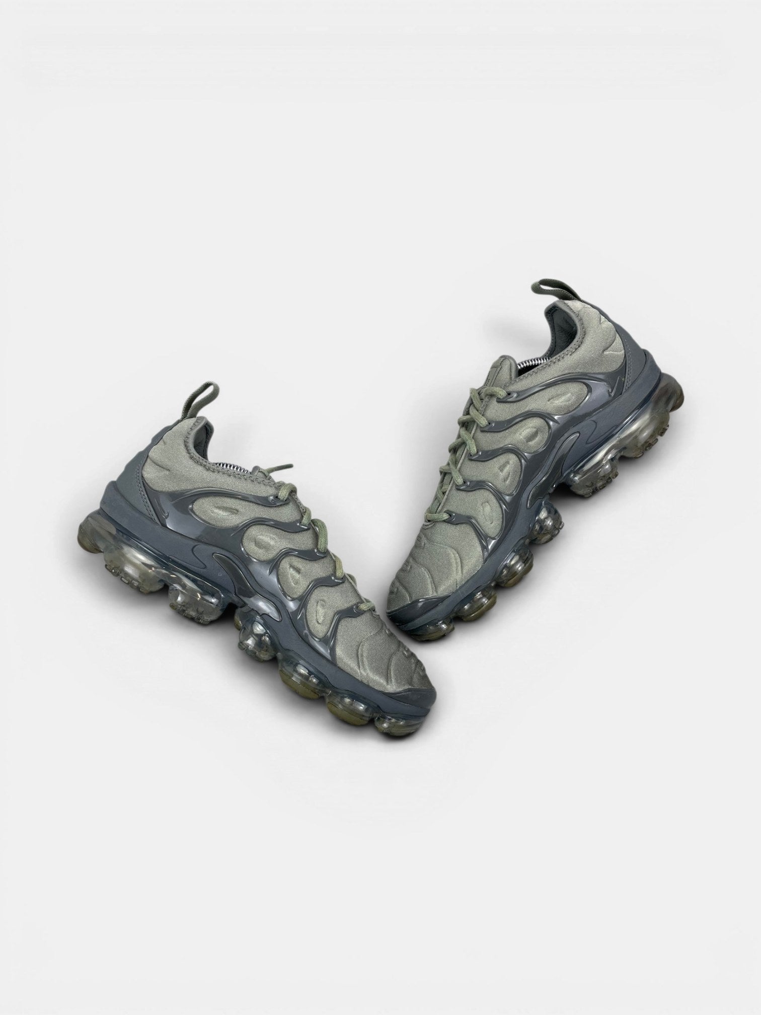 Nike Air VaporMax Plus Dark Stucco — buty sportowe męskie w bardzo dobrym stanie rozmiar 42, zewnętrzny panel prawego buta
