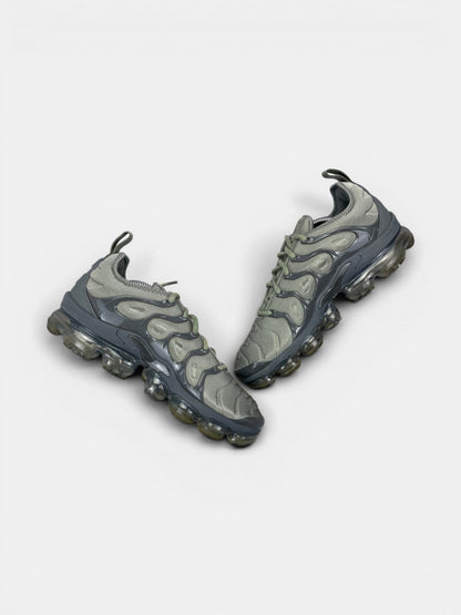 Nike Air VaporMax Plus Dark Stucco — buty sportowe męskie w bardzo dobrym stanie rozmiar 42, zewnętrzny panel prawego buta