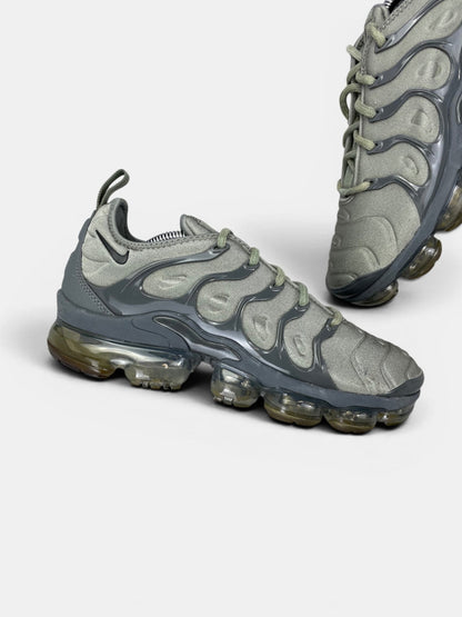 Nike Air VaporMax Plus Dark Stucco — buty sportowe męskie w bardzo dobrym stanie rozmiar 42, zewnętrzny panel lewego buta