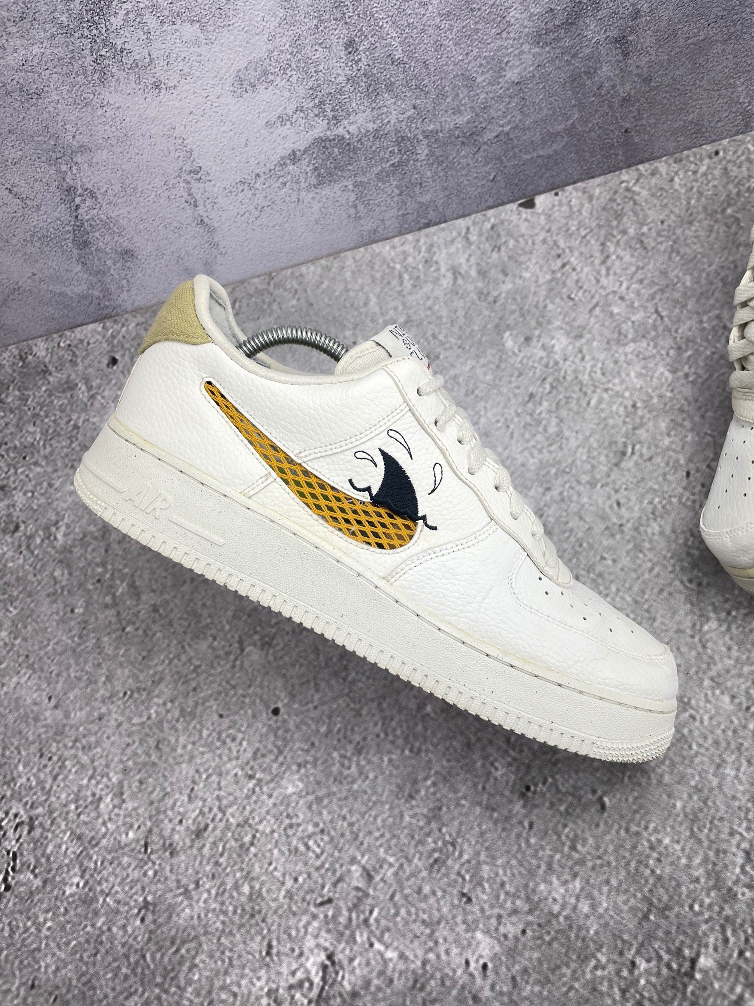 Nike Air Force 1 '07 LV8 NN Sun Club — buty sportowe męskie w bardzo dobrym stanie rozmiar 44.5, wewnętrzny panel lewego buta