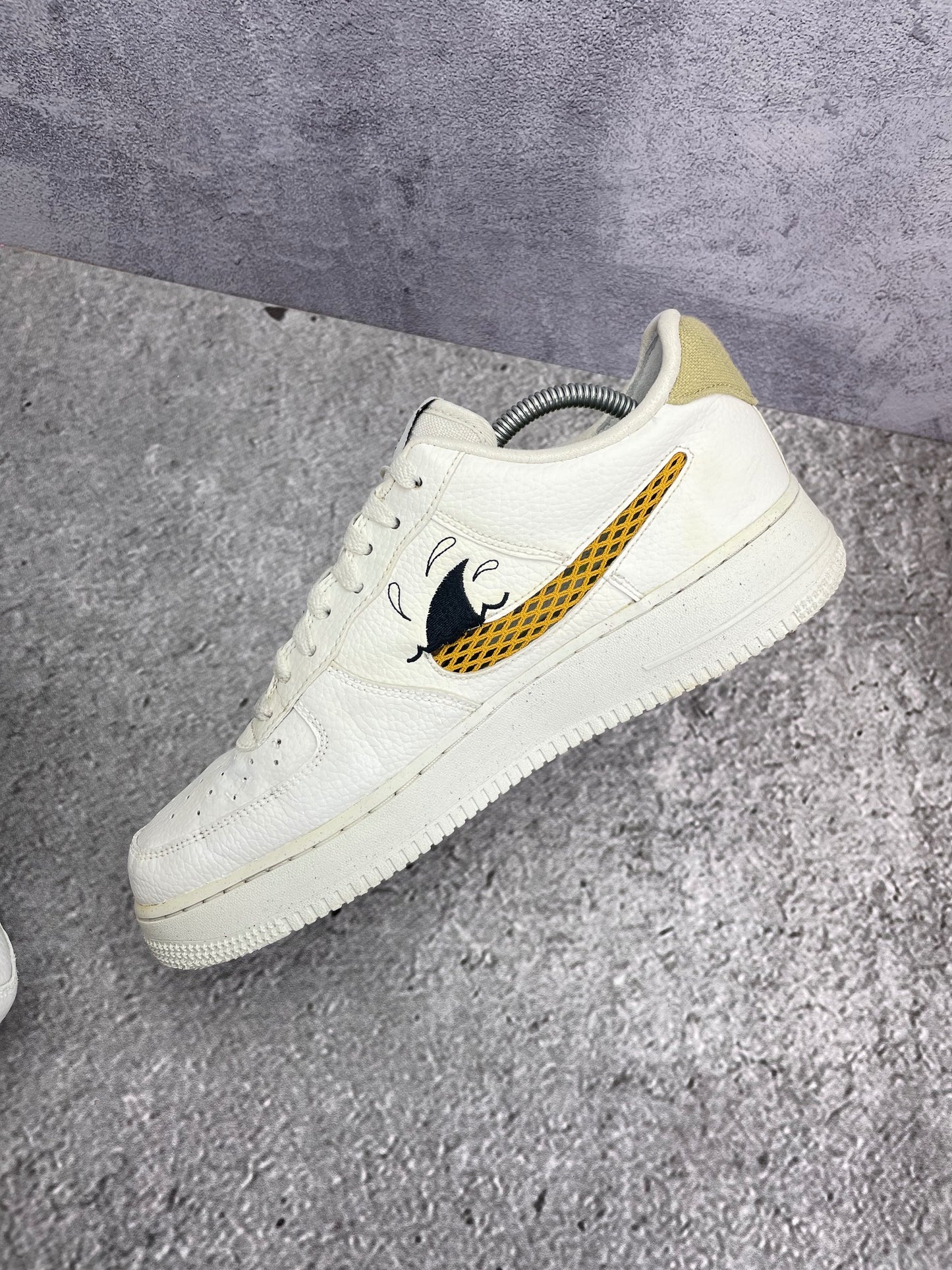 Nike Air Force 1 '07 LV8 NN Sun Club — buty sportowe męskie w bardzo dobrym stanie rozmiar 44.5, wewnętrzny panel prawego buta