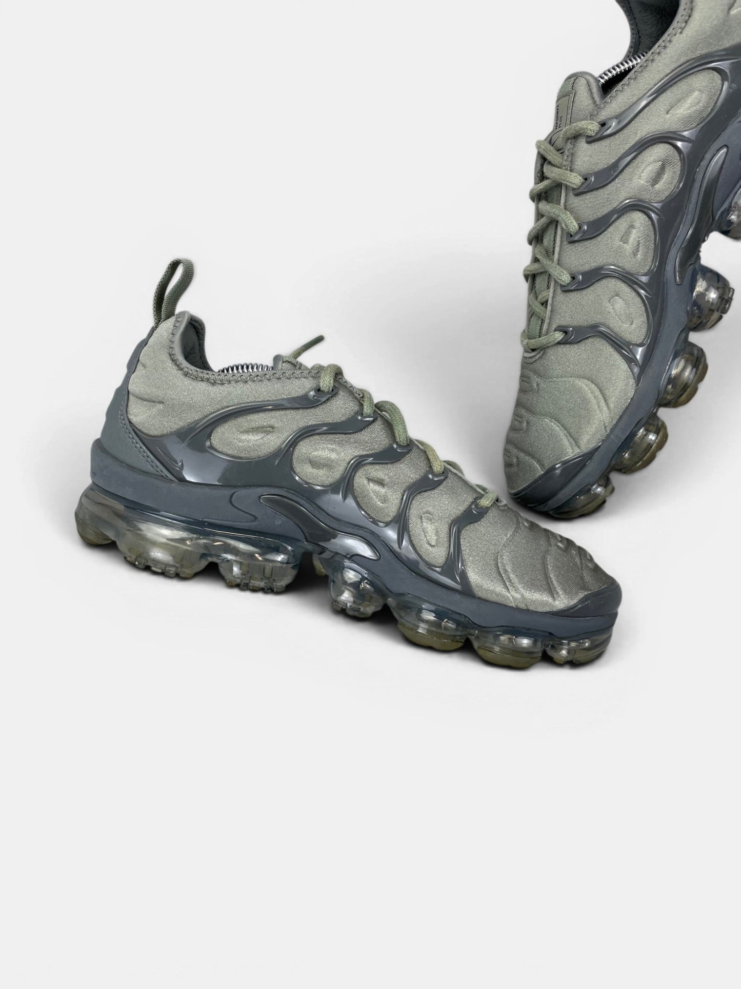 Nike Air VaporMax Plus Dark Stucco — buty sportowe męskie w bardzo dobrym stanie rozmiar 42, wewnętrzny panel lewego buta
