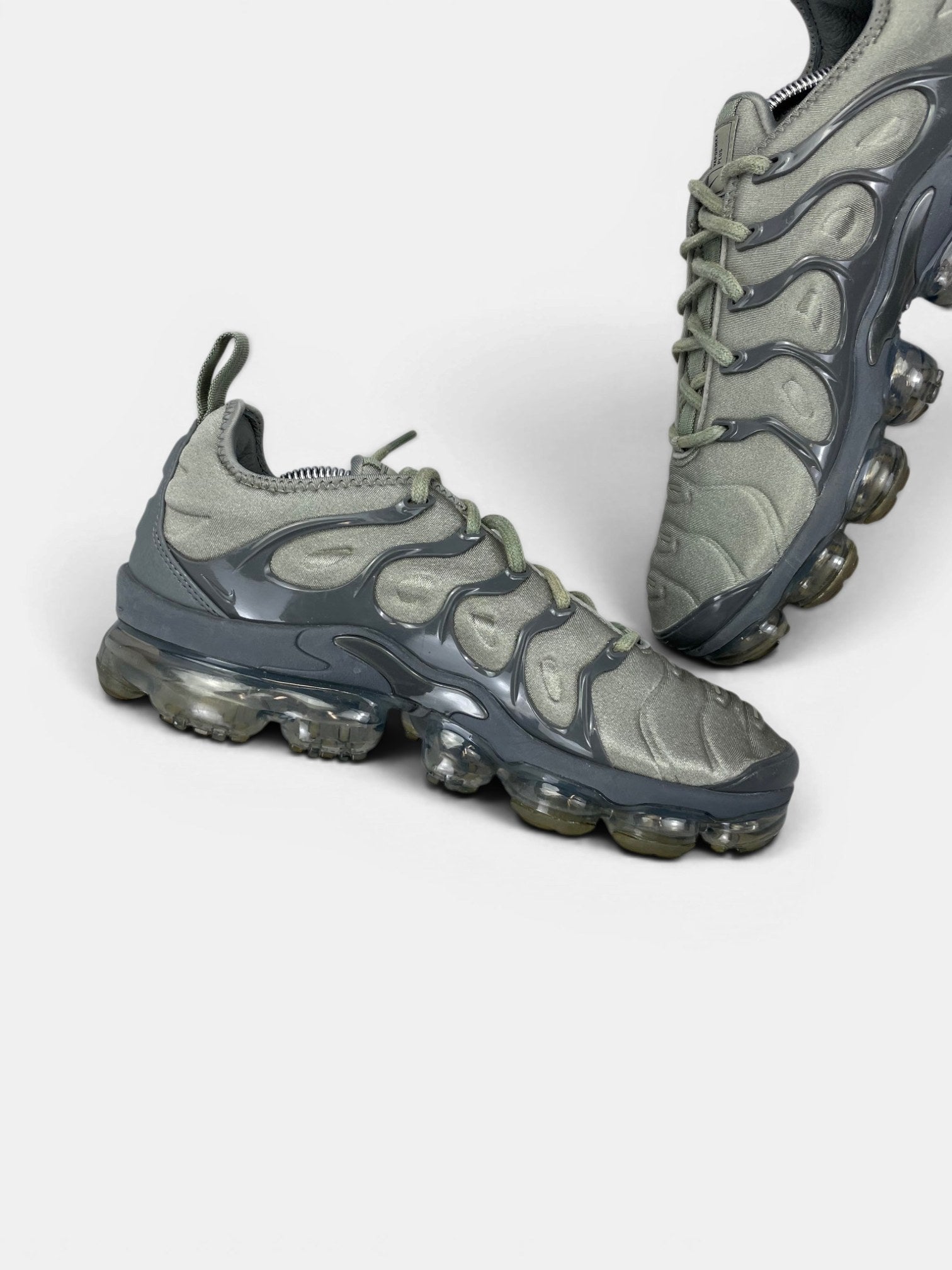 Nike Air VaporMax Plus Dark Stucco — buty sportowe męskie w bardzo dobrym stanie rozmiar 42, wewnętrzny panel lewego buta