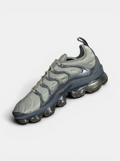 Nike Air VaporMax Plus Dark Stucco — buty sportowe męskie w bardzo dobrym stanie rozmiar 42, wewnętrzny panel prawego buta
