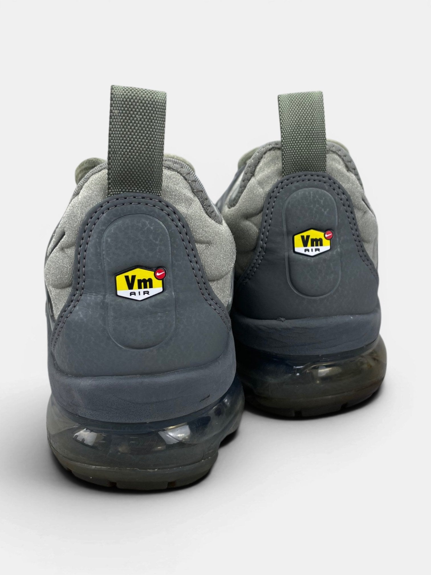 Nike Air VaporMax Plus Dark Stucco — buty sportowe męskie w bardzo dobrym stanie rozmiar 42, widok z tyłu