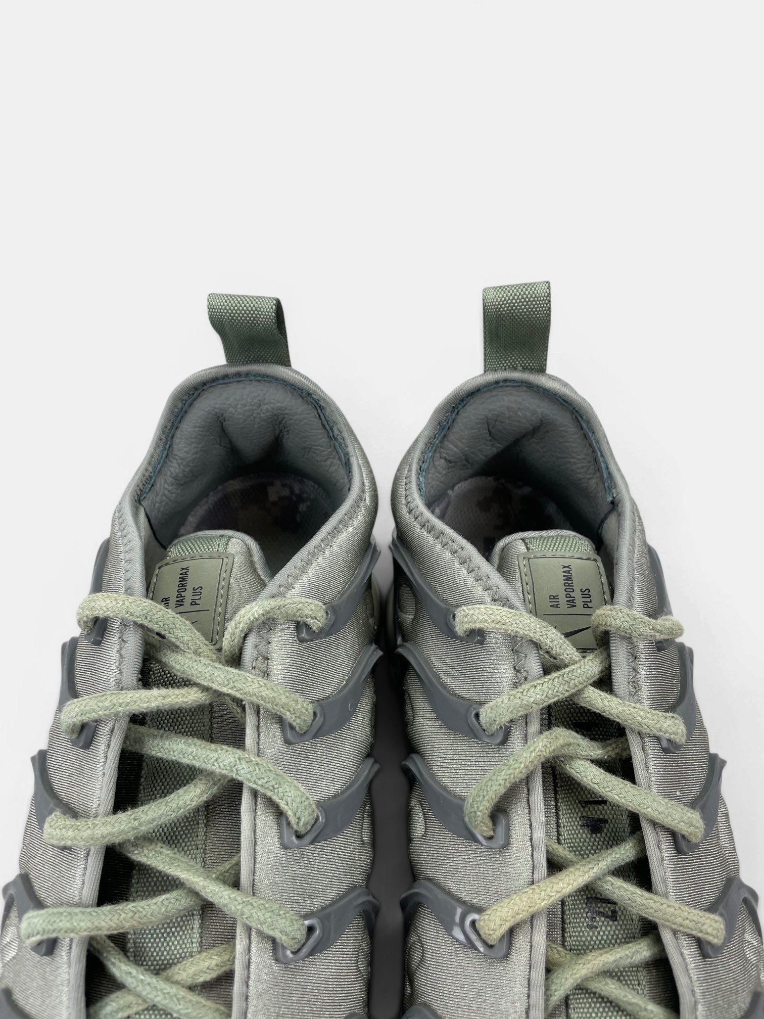 Nike Air VaporMax Plus Dark Stucco — buty sportowe męskie w bardzo dobrym stanie rozmiar 42, zapiętki butów