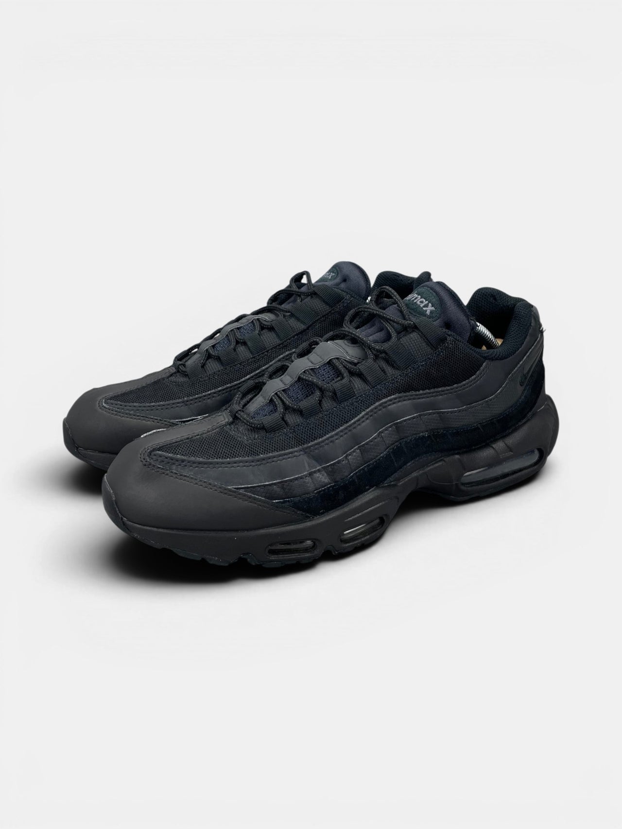 Nike Air Max 95 Essential Triple Black — buty sportowe męskie w bardzo dobrym stanie rozmiar 46, widok z boku