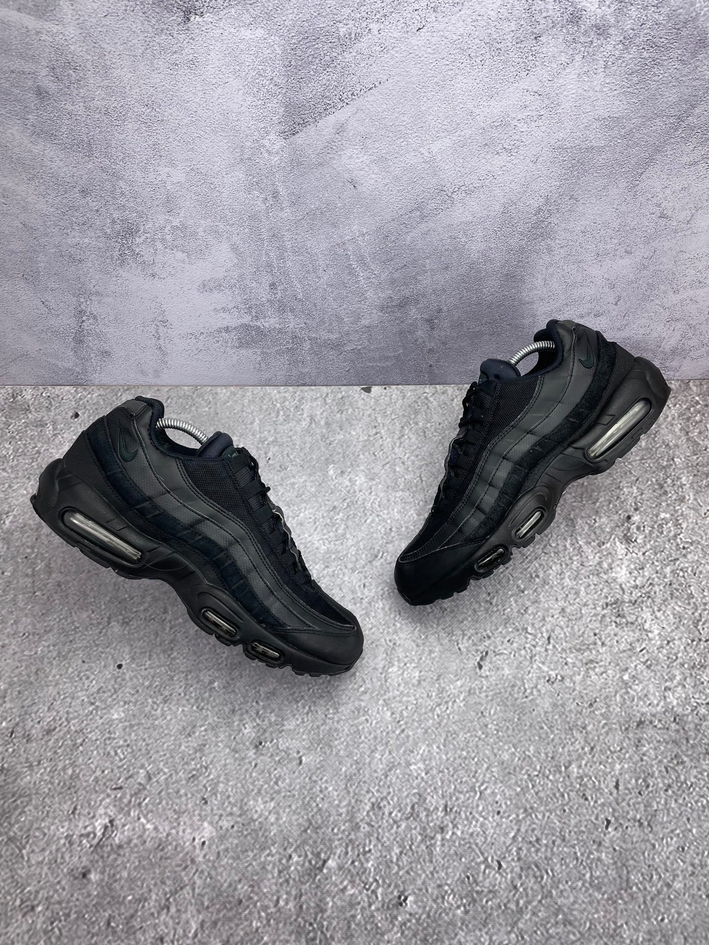 Nike Air Max 95 Essential Triple Black — buty sportowe męskie w bardzo dobrym stanie rozmiar 44, widok z góry na zewnętrzną stronę butów
