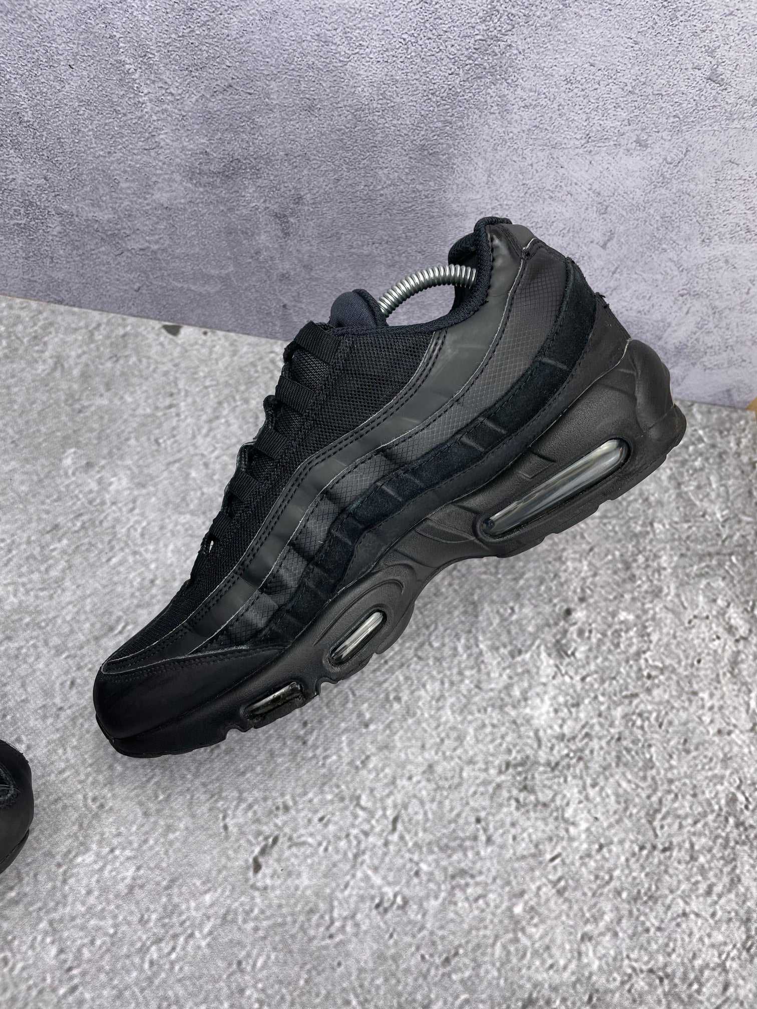 Nike Air Max 95 Essential Triple Black — buty sportowe męskie w bardzo dobrym stanie rozmiar 44, wewnętrzny panel prawego buta