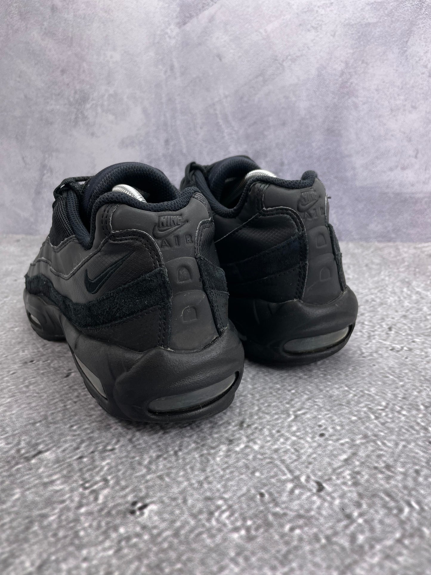 Nike Air Max 95 Essential Triple Black — buty sportowe męskie w bardzo dobrym stanie rozmiar 44, widok z tyłu