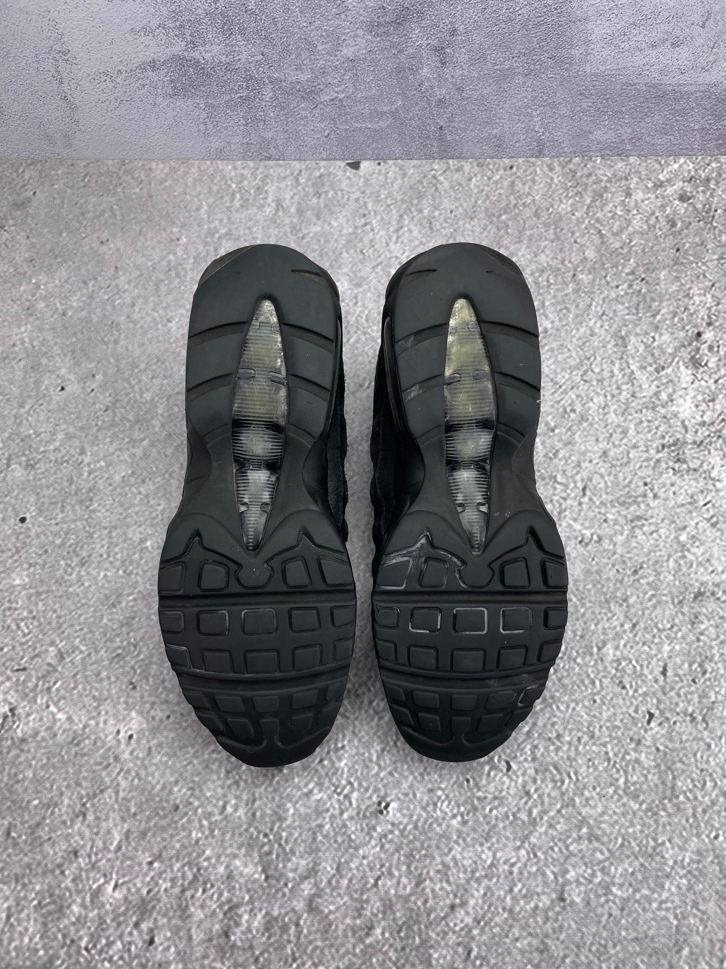 Nike Air Max 95 Essential Triple Black — buty sportowe męskie w bardzo dobrym stanie rozmiar 44, podeszwa