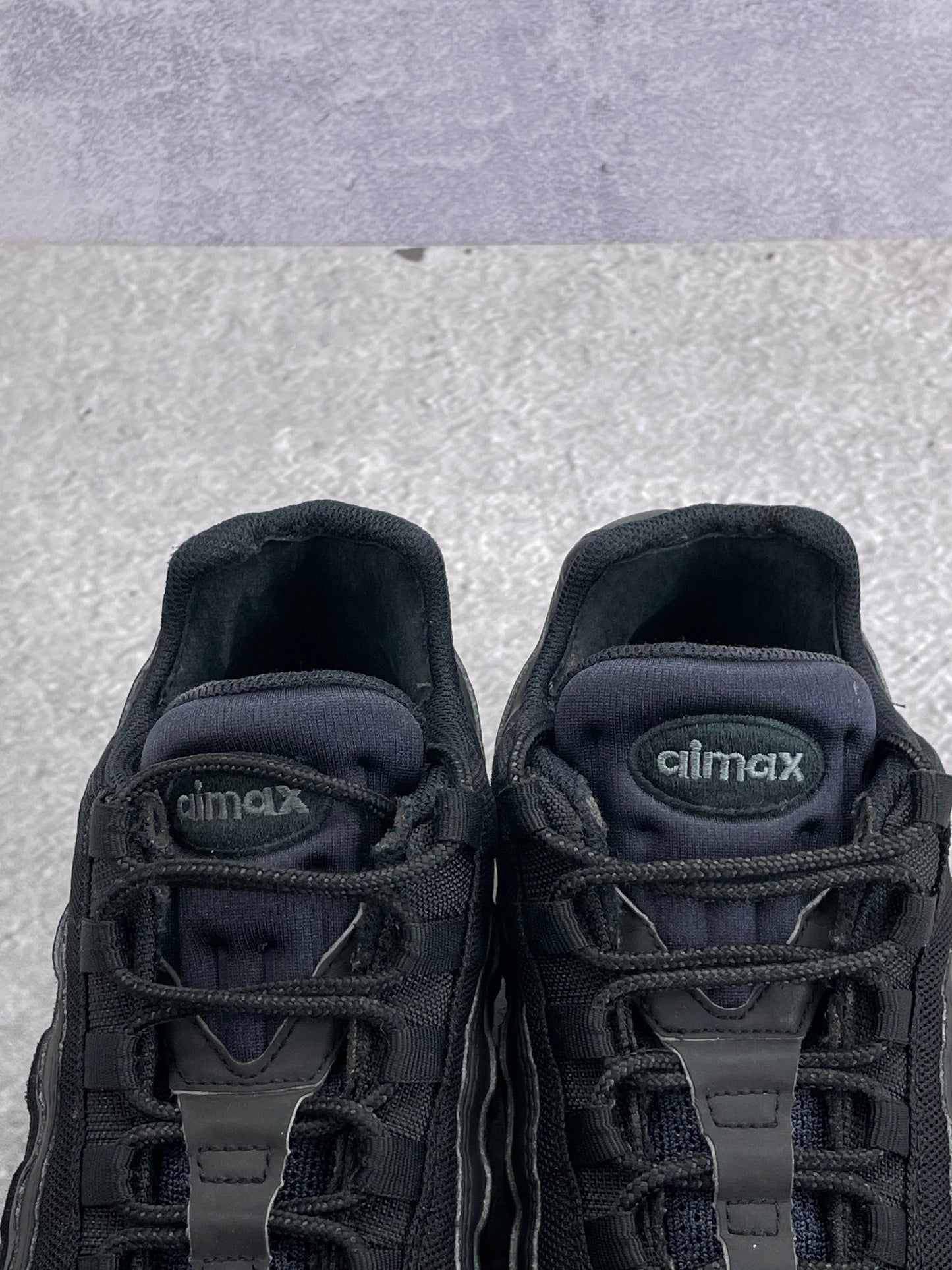 Nike Air Max 95 Essential Triple Black — buty sportowe męskie w bardzo dobrym stanie rozmiar 44, zapiętki butów