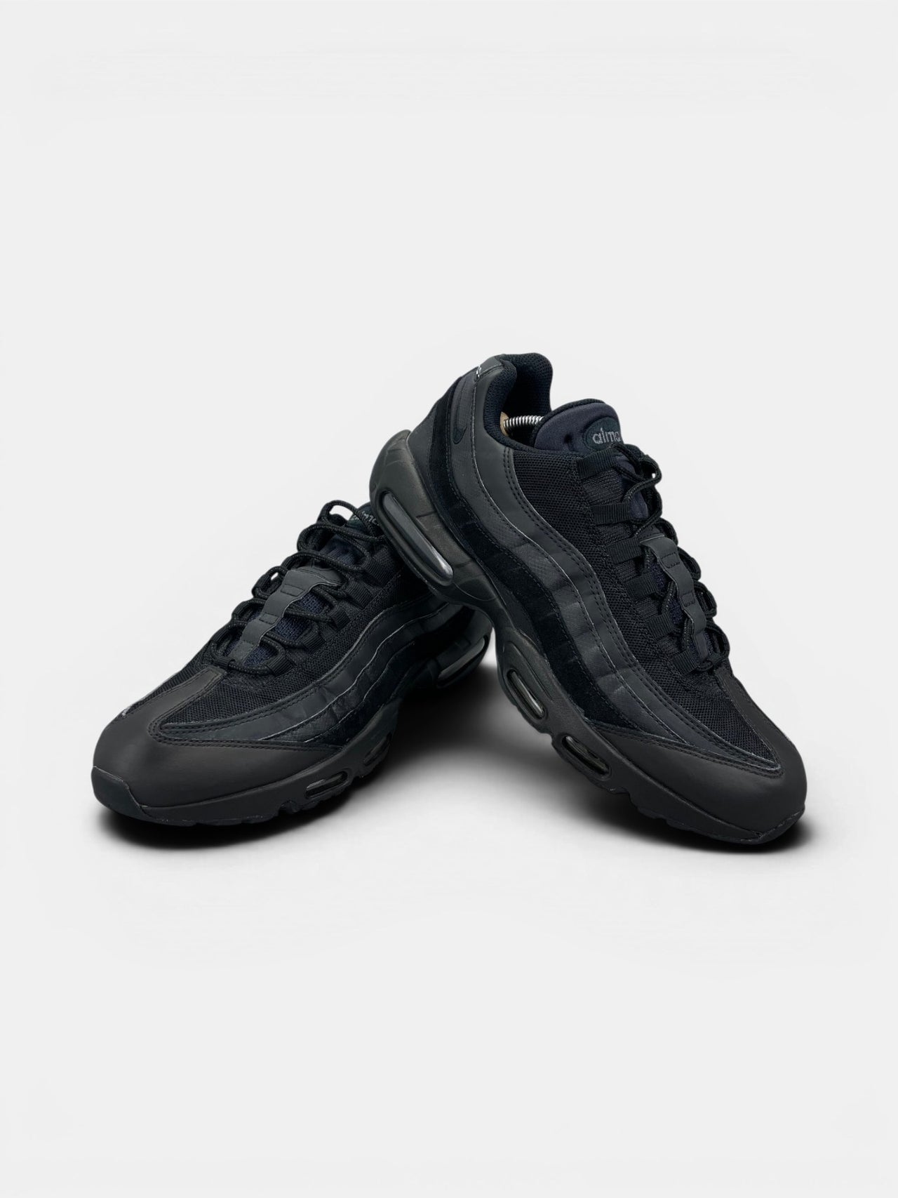 Nike Air Max 95 Essential Triple Black — buty sportowe męskie w bardzo dobrym stanie rozmiar 46, boczny profil