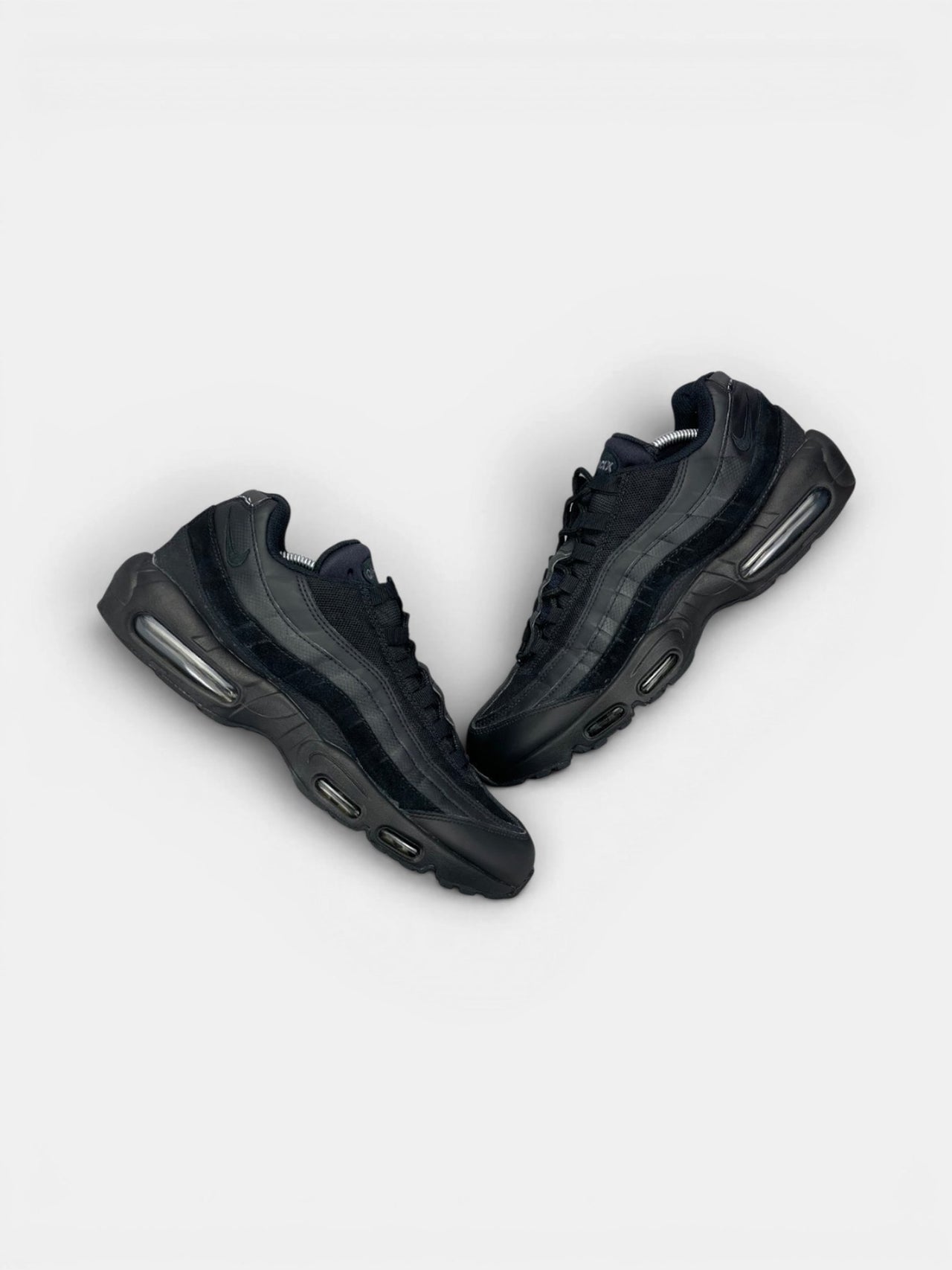 Nike Air Max 95 Essential Triple Black — buty sportowe męskie w bardzo dobrym stanie rozmiar 46, widok z góry na zewnętrzną stronę butów