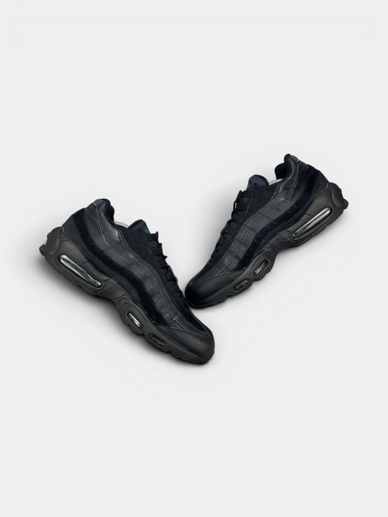 Nike Air Max 95 Essential Triple Black — buty sportowe męskie w bardzo dobrym stanie rozmiar 46, zewnętrzny panel prawego buta